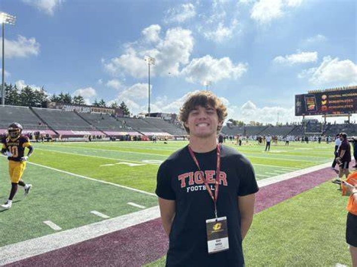 2025 prospect Noah Knigga goes viral with distinctive name On3
