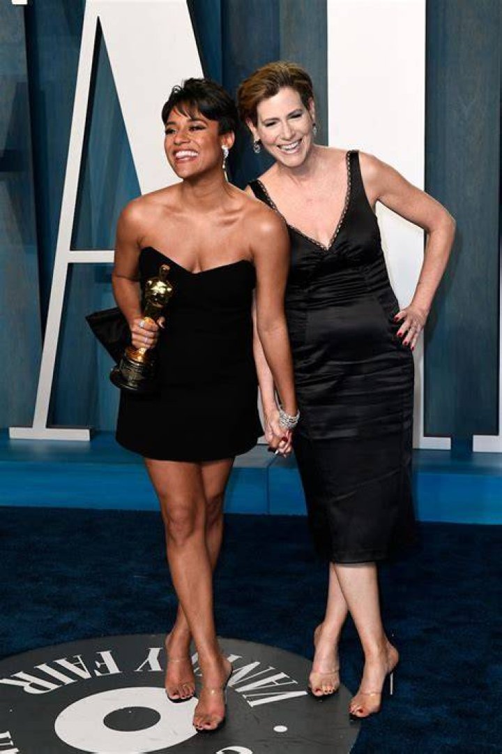 Ariana DeBose celebra con su pareja, Sue Makkoo, el Óscar