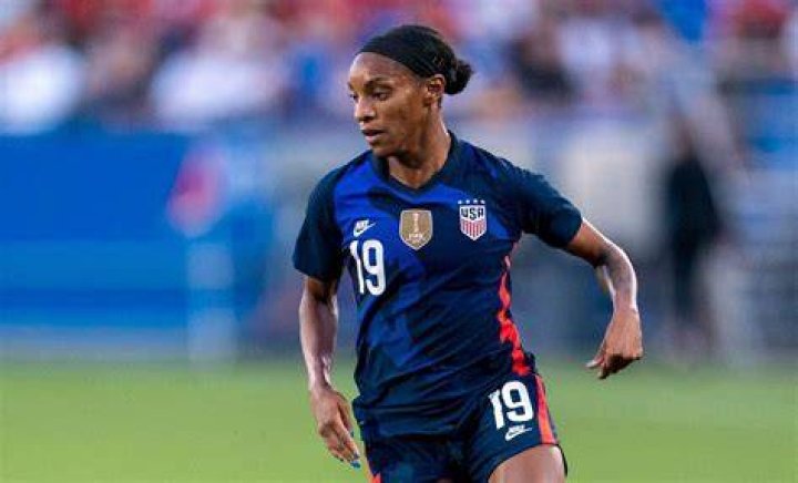 Crystal Dunn Age, Salary, Net worth, Current Teams, Career, Height, and