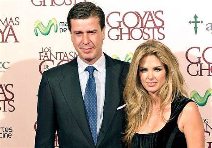 Genoveva Casanova Son Luis Martínez de Irujo y Casanova