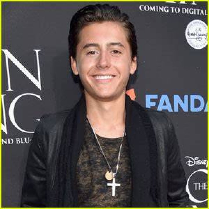 Isaak Presley Shows His Six Pack on the Beach! Isaak Presley