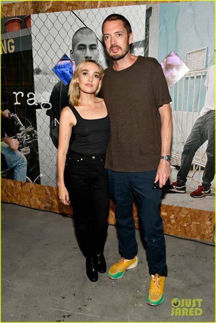 Justin Theroux Rocks A Cool Mustache For Rag & Bone's Deli PopUp Event