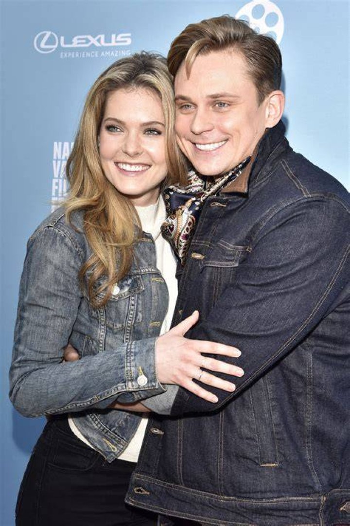 Photo billy magnussen meghann fahy golden globes parties 05 Photo