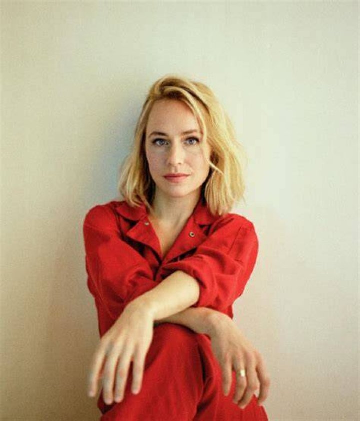 Unveiling The Enigmatic Age Of Sarah Goldberg In "The Goldbergs"