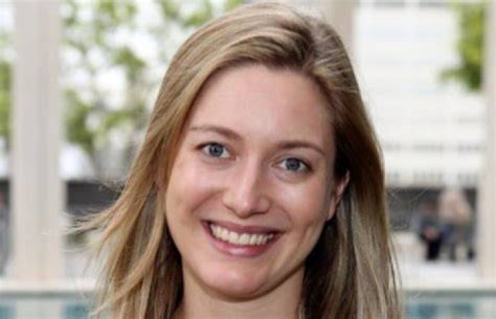Zoe Perry Biography, Age, Height, Family, Net Worth, Husband & Images
